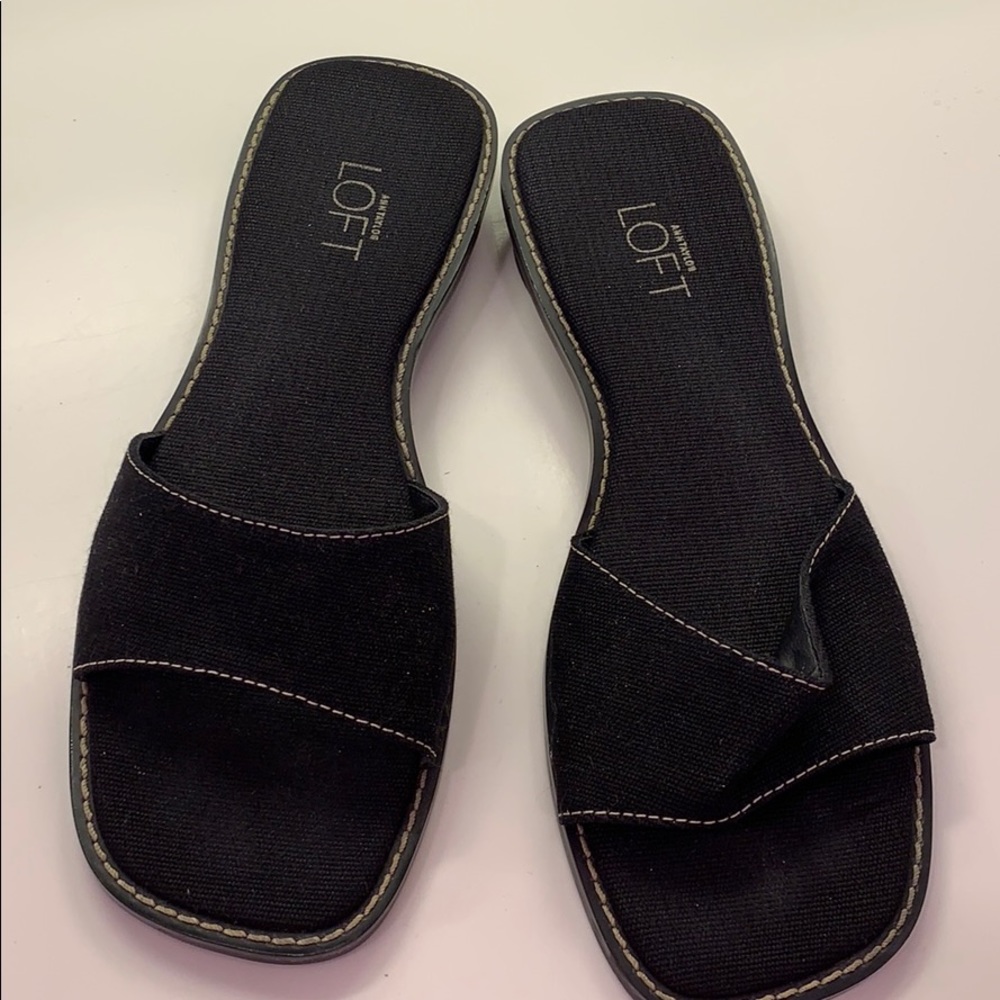 Black slide w/small heel Gently used & clean